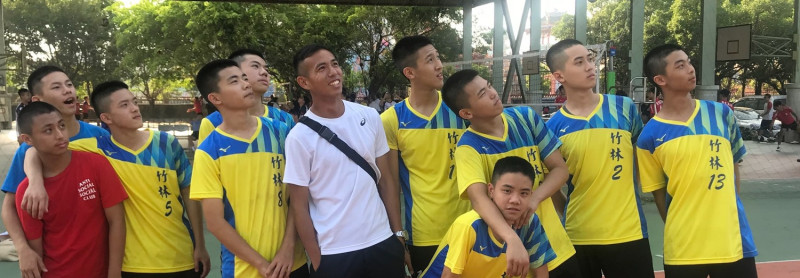 竹林高中男子排球隊的一群高一大男孩，在教練莊凱崴老師(白T恤者)全心全意帶領下，創造自己人生的第一次奇蹟。   圖：竹林中學提供 