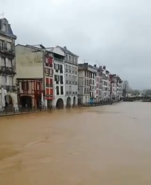 法國西南的庇里牛斯山-大西洋省（Pyrenees-Atlantiques）受洪水肆虐。   圖/翻攝推特