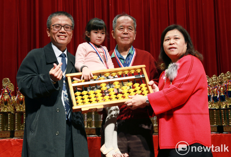 4歲黃聿妡(左2)和79歲洪政吉(右2)分別獲頒「小小精算家」、「最佳傳承獎」。   圖：林昀真/攝
