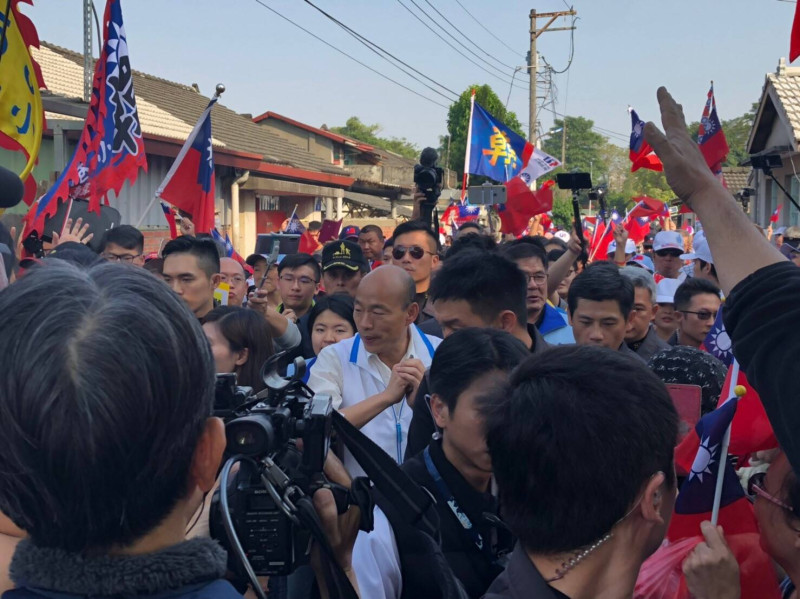 韓國瑜在黃埔新村受到支持者包圍。   圖 :  韓國瑜競辦／提供
