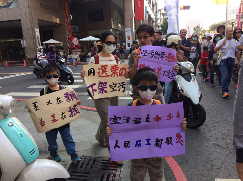 父母親帶著小朋友一起參加反空污遊行。   圖：南部反空污大聯盟／提供
