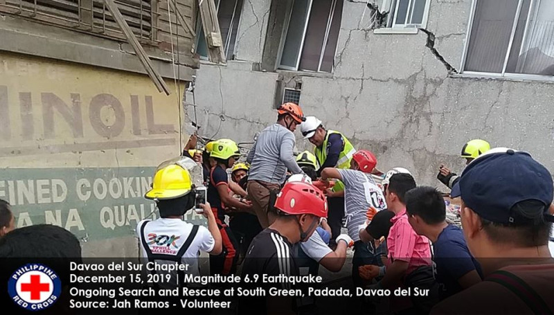 菲律賓南部民答那峨島15日發生規模6.8強震，，造成1名兒童死亡、14人受傷及建築物受損。   圖／翻攝自Philippine Red Cross臉書