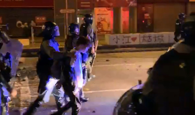 2020年7月1日實施《香港國安法》，當晚港警強勢在街頭捉捕聚集停留民眾。   圖：翻攝立場新聞臉書(資料照片)