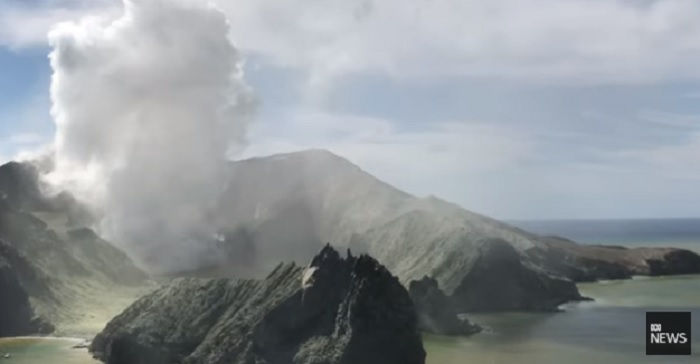 紐西蘭白島火山爆發死亡人數來到17人，有兩人依舊下落不明。   圖：翻攝YouTube