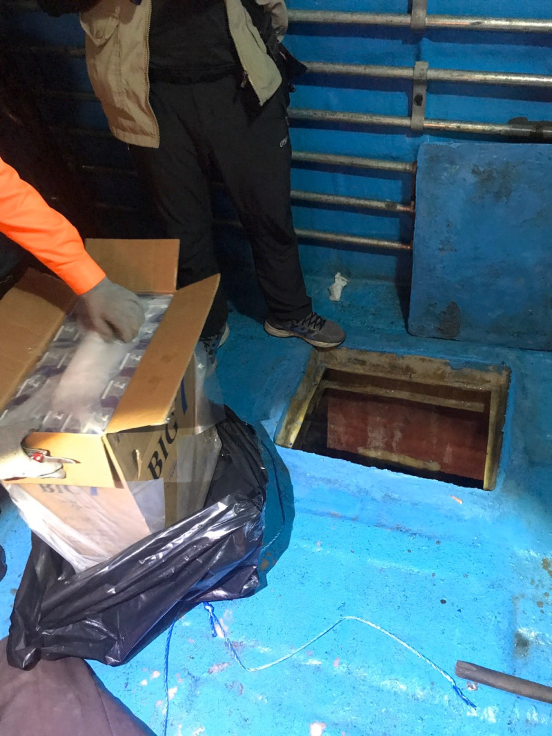 海巡署在旗津漁港查獲一艘高雄籍漁船，走私未稅私菸610箱。   圖/海巡署提供