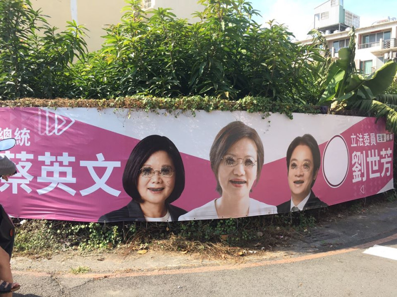 劉世芳在智昌街與勇昌街的競選旗幟布條遭不明人士惡意破壞，目前警方已鎖定一名嫌疑人。   圖：翻攝自劉世芳FB