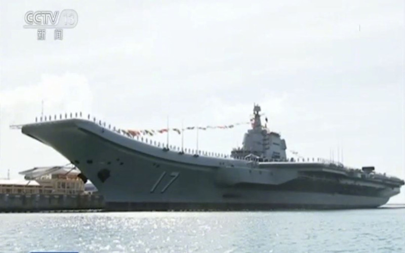 中國大陸第一艘「國產」航空母艦17日正式在海南三亞交付給解放軍海軍服役，中國大陸國家主席習近平親自出席交接入列儀式，授予軍旗及命名證書。這艘新航母被命名為「山東艦」，舷號「17」。   圖：翻攝央視新聞