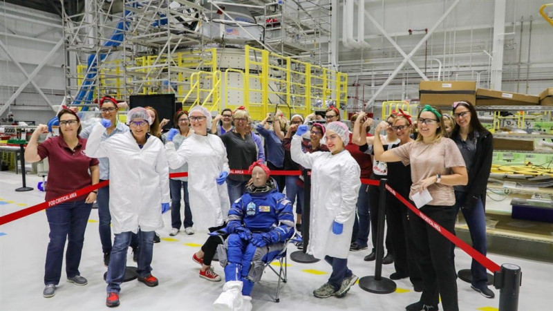 NASA希望明年恢復載人飛行，負責重要任務的波音本週將首度把星際飛機送上國際太空站，乘客是圖中名為「蘿西」（Rosie）的假人。   圖：截取自twitter.com/Boeing 
