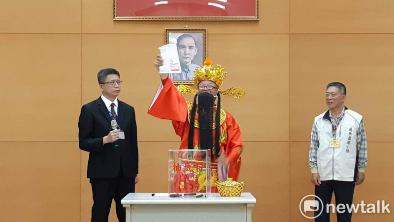 黃宏成台灣阿成世界偉人財神總統抽中4號，說「是我當選」。   圖：蔡坤龍/攝