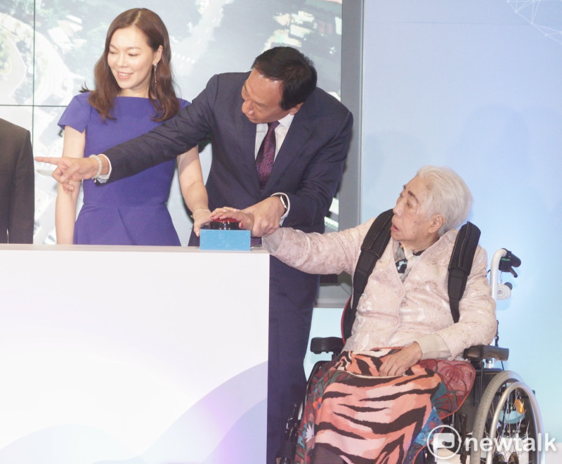 鴻海創辦人郭台銘和他的母親初永真、妻子曾馨瑩，出席以他的母親初永真為名的台大癌醫永真健康醫療大樓冠名儀式。   圖：張良一/攝