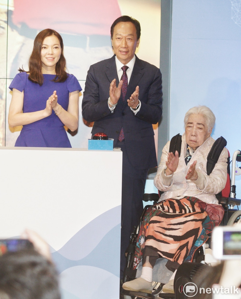 鴻海創辦人郭台銘和他的母親初永真、妻子曾馨瑩，出席以他的母親初永真為名的台大癌醫永真健康醫療大樓冠名儀式。   圖：張良一/攝