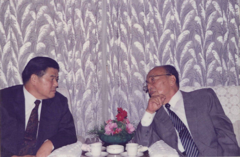 1992年9月3日下午曾永賢（左）與楊尚昆會談時合影。   圖：張榮豐臉書