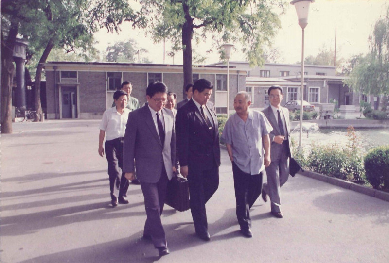 199年9月3日下午張榮豐與曾永賢、葉選寧（前排自左一至左三）前往楊尚昆辦公室途中。   圖：張榮豐臉書