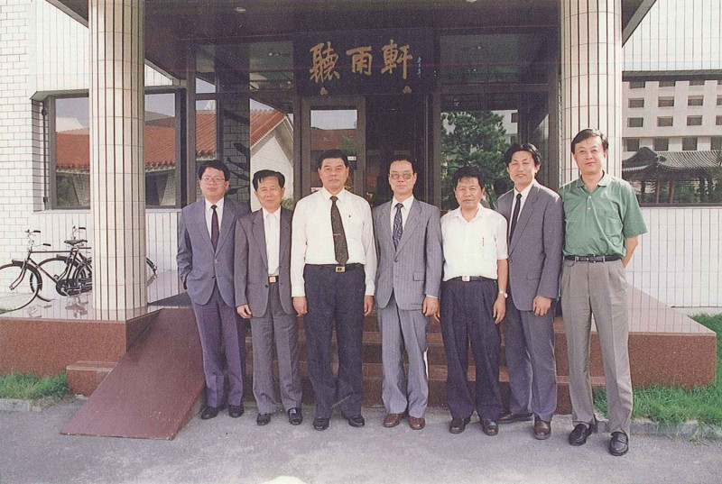 1992年9月2月張榮豐（左一）與曾永賢（左三）在「聽雨軒」前的留影。   圖：張榮豐臉書