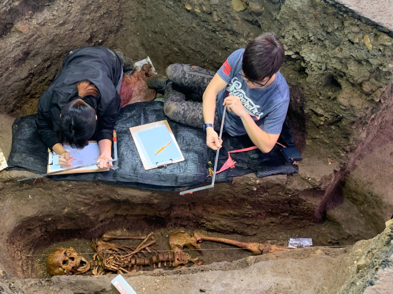平一路考古現場從開挖至今已發現15具遺駭，今（20）日挖掘出的遺骸雙手放在胸前成祈禱狀。   圖：基隆市文化局／提供