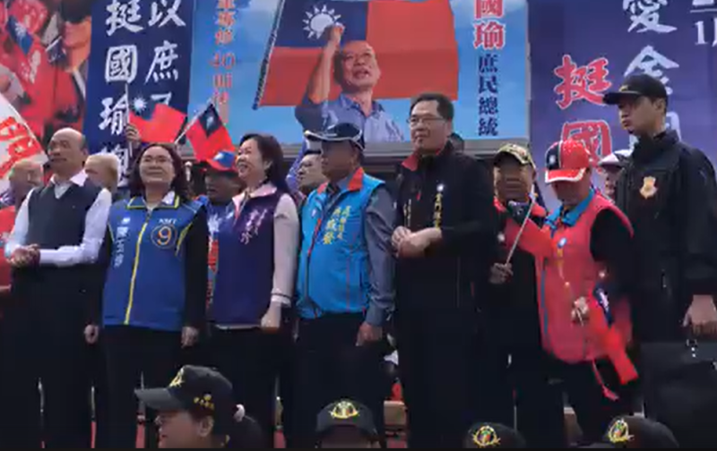 國民黨總統參選人韓國瑜(左一)20日到金門，為國民黨立委陳玉珍(左二)站台輔選，   圖：翻攝自陳玉珍臉書