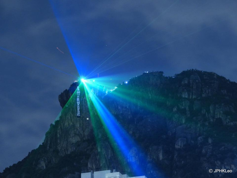香港反送中使用雷射干擾警方攝影的戰術，在夜間集體的雷射也成為另一種抗爭美學。   圖：翻攝自Wecare高雄臉書