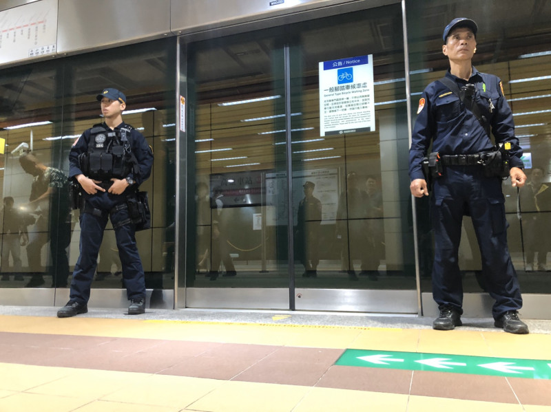 警方在捷運站加派警員巡邏。   圖：高雄市警局/提供