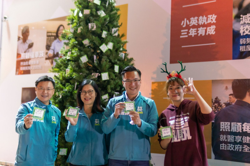趙天麟、管玲、林智鴻、DiDi(左至右)以聖誕金句護台灣。   圖：蔡英文高雄市競總/提供