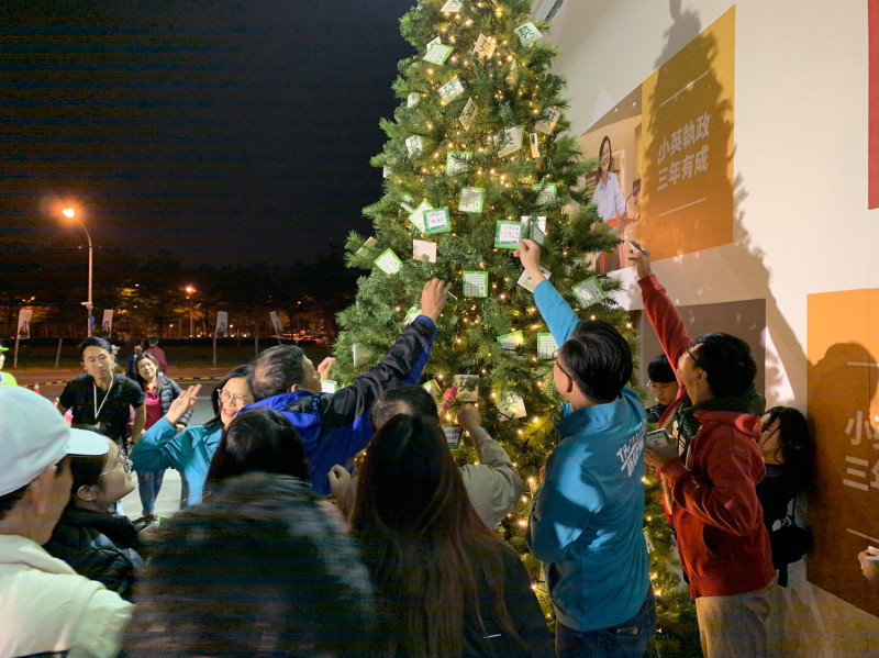 支持民眾寫下「護台金句」點亮護台聖誕樹。   圖：蔡英文高雄市競總/提供