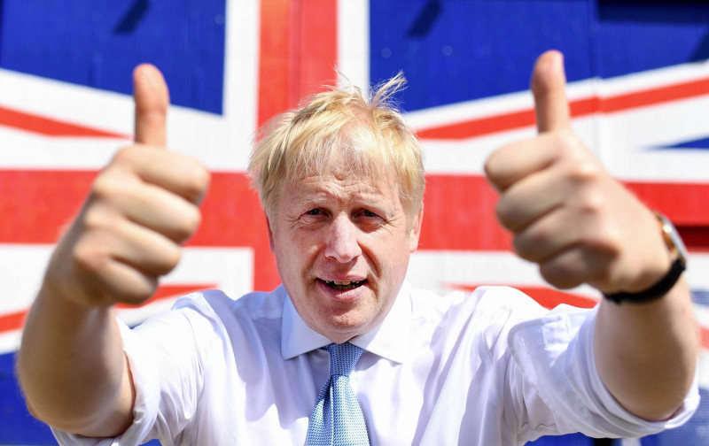 英國首相強生（Boris Johnson）今天告訴英國人民，新的一年裡，英國將脫離歐盟，他會將分裂的國家重新凝聚起來，邁向「精彩一年及非凡的未來10年」。   圖/Conservatives臉書粉絲專頁