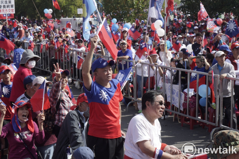 許多民眾以抵達現場，並身著國旗衣、賣力揮舞手中國旗，表達對韓國瑜的支持。   圖：張良一／攝