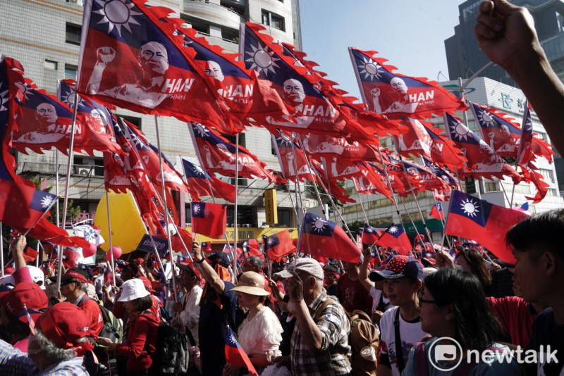許多支持者手持國旗，並高高舉起印有韓國瑜肖像的旗幟。   圖：張良一／攝