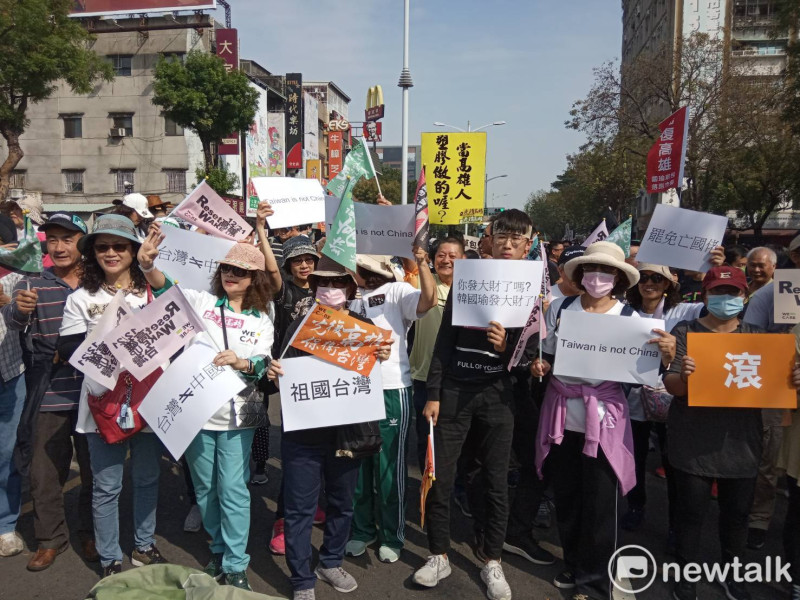 參加罷韓遊行的民眾高舉各種自製標語。   圖：孫家銘/攝