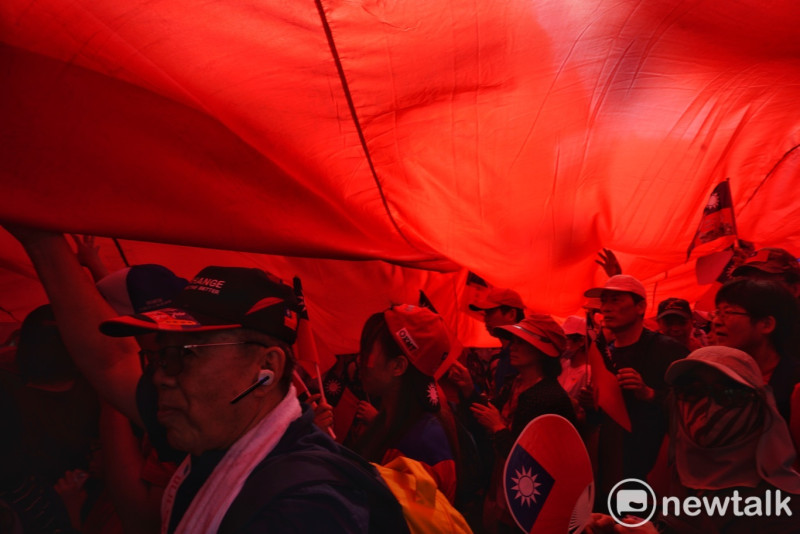 挺韓遊行的主辦單位要求參與遊行民眾穿紅白藍衣服、帶國旗遊行，讓現場紅通通一片。   圖：張良一/攝