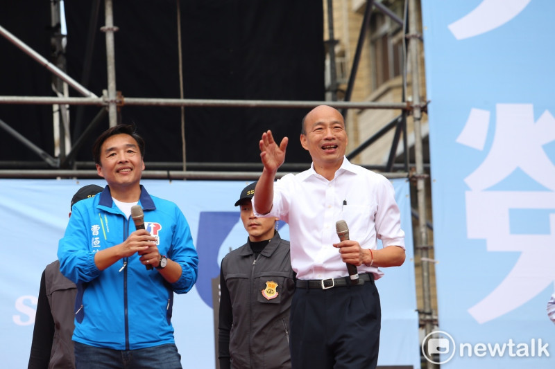 國民黨總統候選人韓國瑜參加挺韓大遊行，上台向大家致謝。   圖：張良一／攝