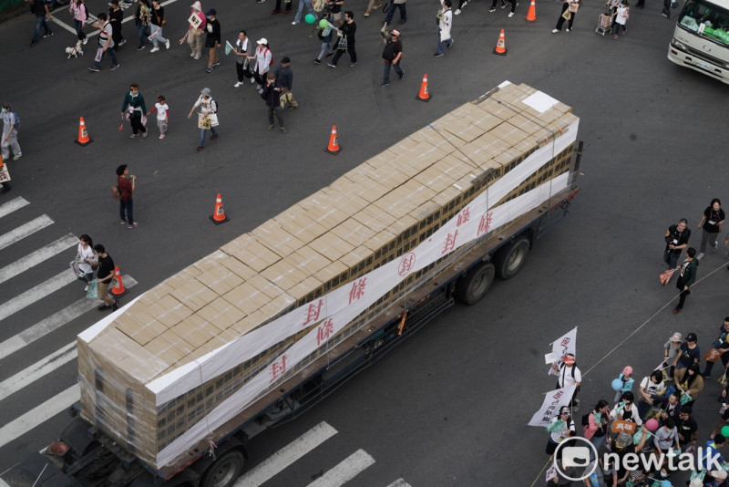 載著30萬份罷韓連署書的大卡車，緩緩開過遊行現場。   圖：張良一/攝