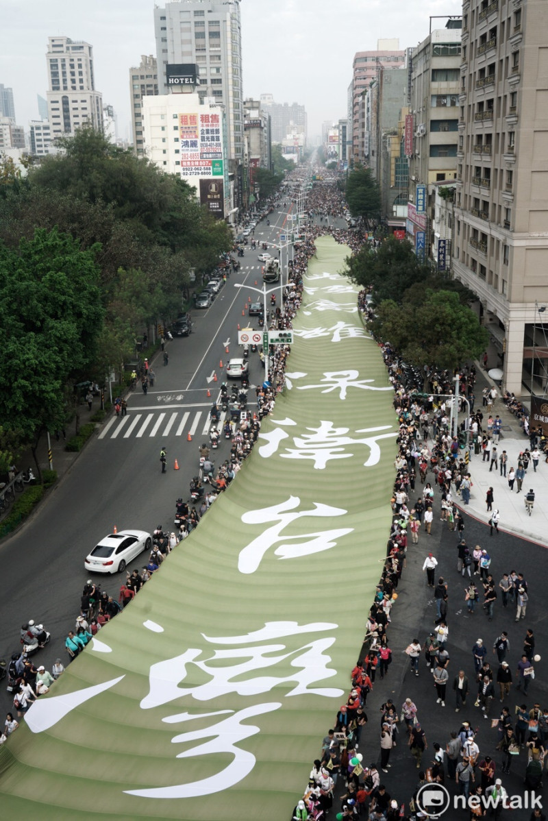 「光復高雄、守護台灣」布條長達數十公尺，非常巨大。   圖：張良一/攝