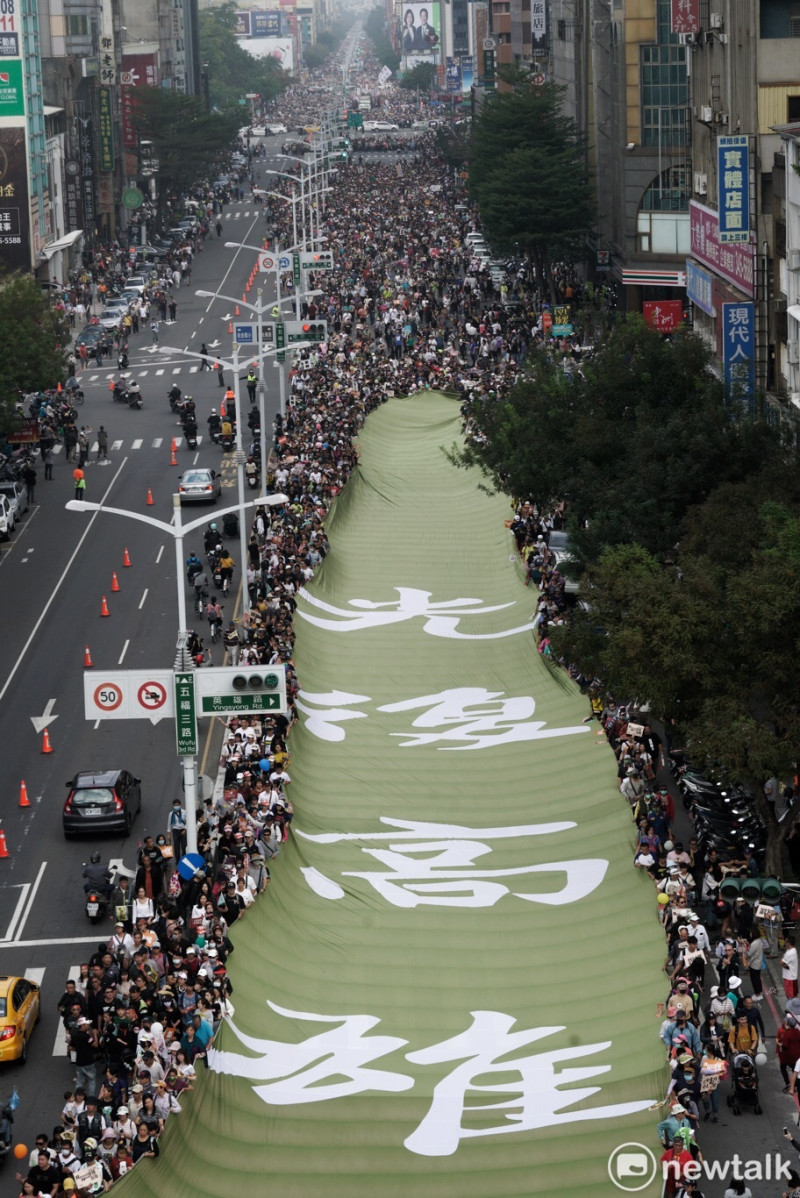罷韓主辦單位表示，遊行人數破50萬人，巨型旗幟「光復高雄」非常壯觀。   圖：張良一/攝