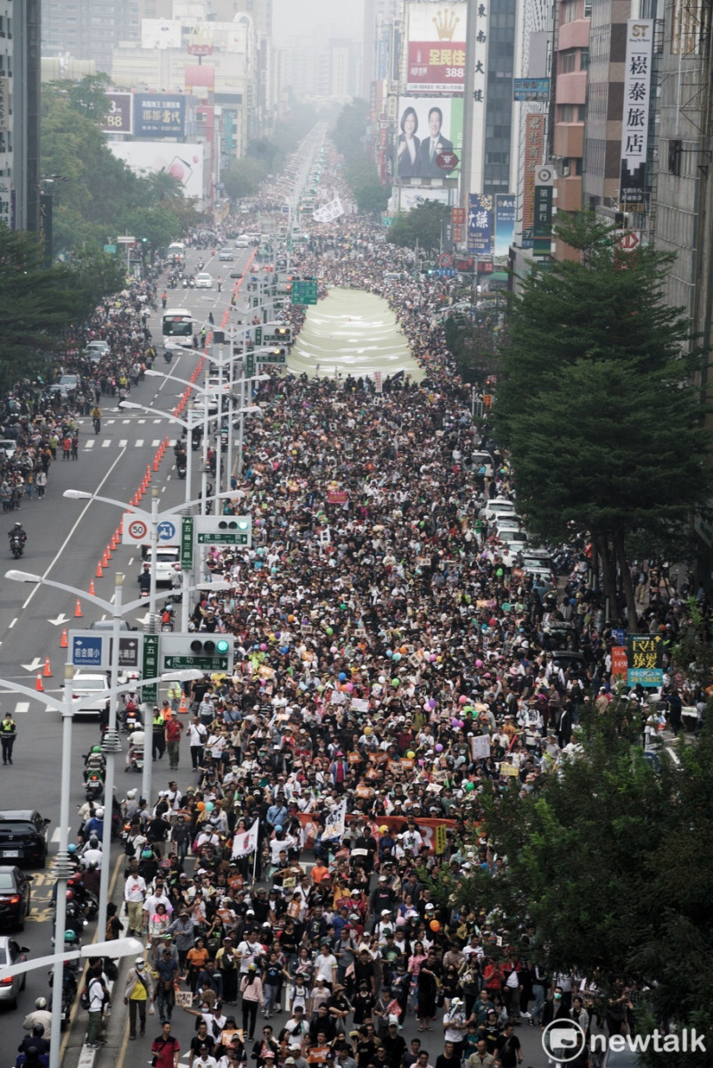1221罷韓遊行圓滿落幕，主辦單位統計約有50萬人上街響應。蔡正元在臉書上質疑至少膨風6倍。   圖：張良一/攝（資料照片）