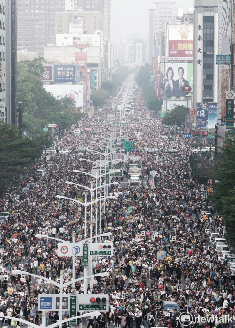 台灣事實查核中心今（24日）表示，網路流傳「新頭殼」21日罷韓遊行照片作假是「錯誤訊息」，打臉韓粉。   圖：張良一/攝（資料照）