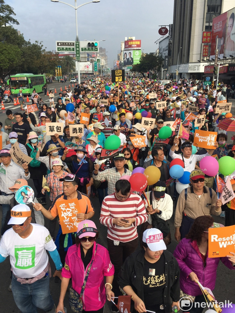 20191221罷韓遊行，群眾手持色彩繽紛的氣球，並手持草包、騙子的紙板，吸引許多關注。   圖：張良一/攝(資料照片)