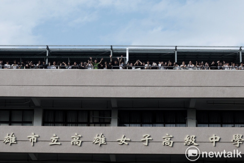 補課中的雄女學生向參與罷韓遊行民眾加油打氣。   圖：張良一/攝