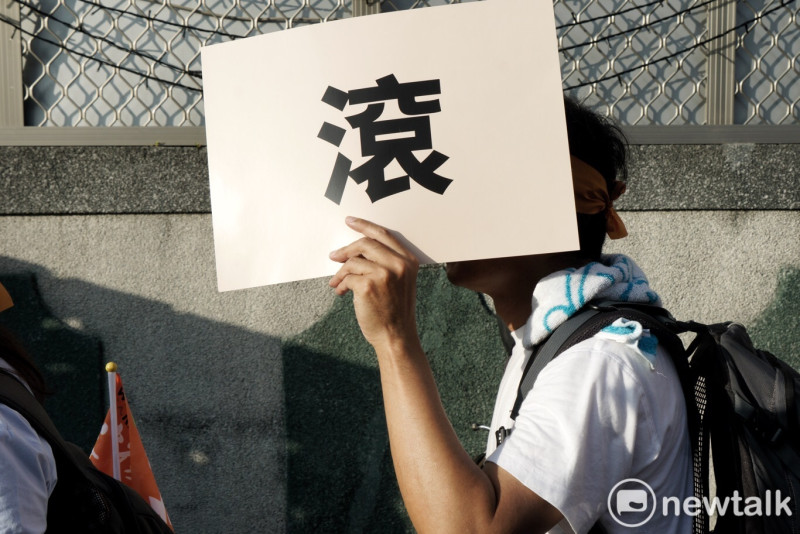 遊行群眾手持印有「滾」字樣的看板，嗆韓國瑜離開高雄。   圖：張良一/攝