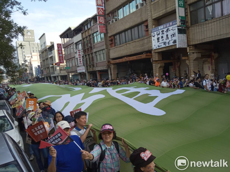「光復高雄，保衞台灣」的緑色大布條進場引起熱烈掌聲。   圖：孫家銘／攝