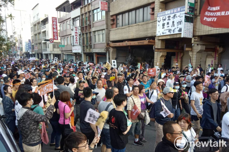 1221We Care台灣大遊行今日下午登場，主辦單位透露，參與民眾超過50萬人。   圖：孫家銘/攝 
