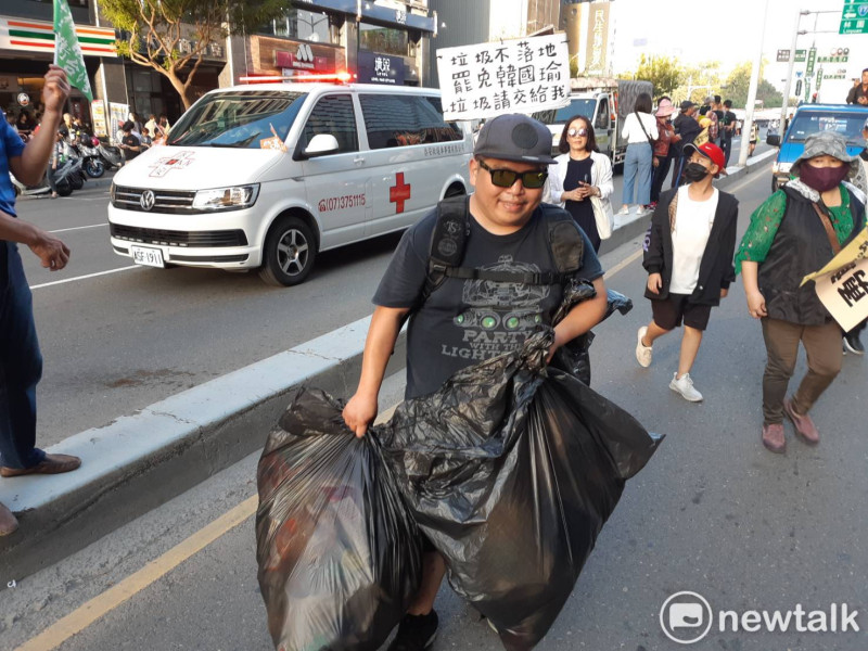 罷韓群眾中有人自發性收拾垃圾，注意環境整潔。   圖：蔡坤龍／攝
