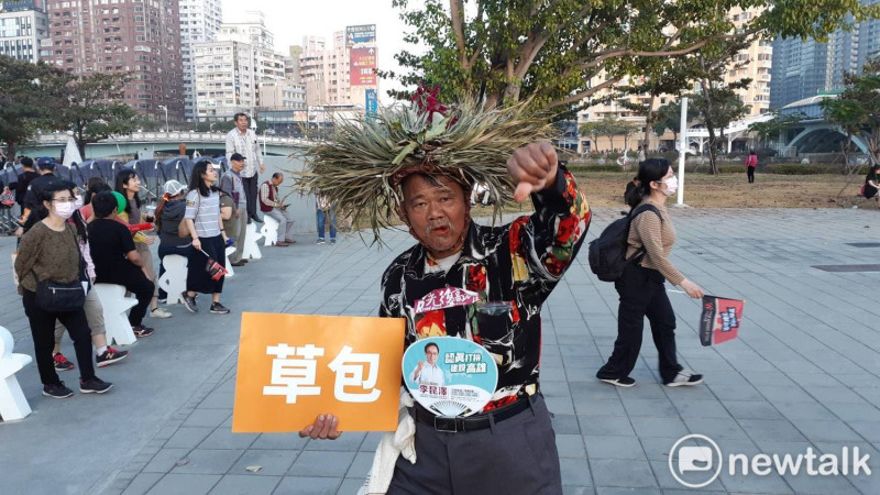 著名的高雄走路草阿伯舉著「草包」的標牌在罷韓遊行隊伍中。   圖：蔡坤龍／攝