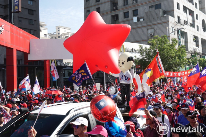 挺韓遊行隊伍中出現Q版韓國瑜、紅色五星造型氣球。   圖：張良一/攝