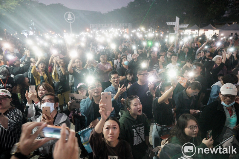 罷韓民眾入夜後紛紛開啟手機的手電筒功能，照亮高雄市。   圖：張良一/攝（資料照片）