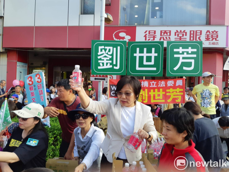 劉世芳參與遊行，不忘向民眾拉票。   圖：蔡坤龍/攝