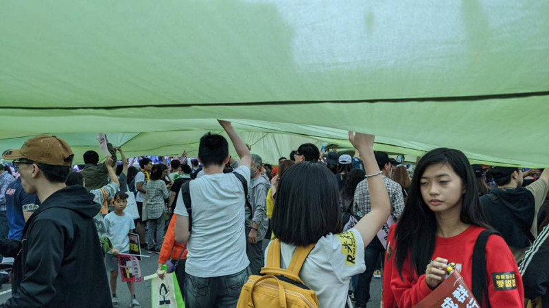 罷韓大遊行的巨長布條下，一樣滿滿的罷韓群眾   翻攝自王定宇官方臉書