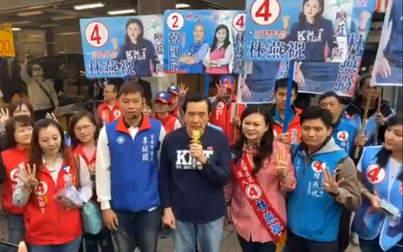 台南第4選區國民黨立委候選人林燕祝一早到市場拜票，並有前總統馬英九陪同助選。   圖：翻攝自林燕祝臉書直播