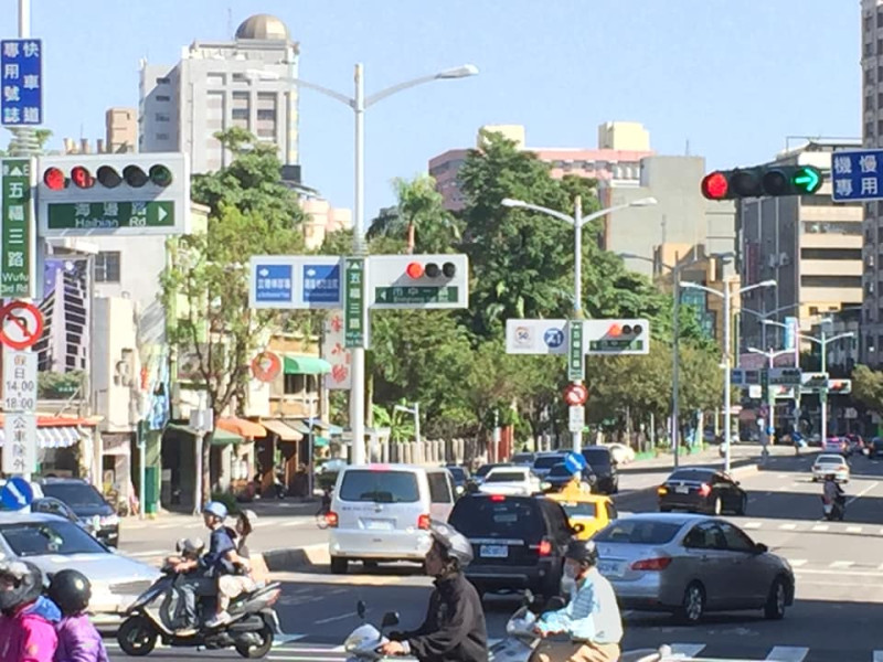 高雄設於道路中間的路燈密度，以及十字路口向來兩邊都標示街道名稱的現象（如照片中的「市中一路」）。   張淑惠攝