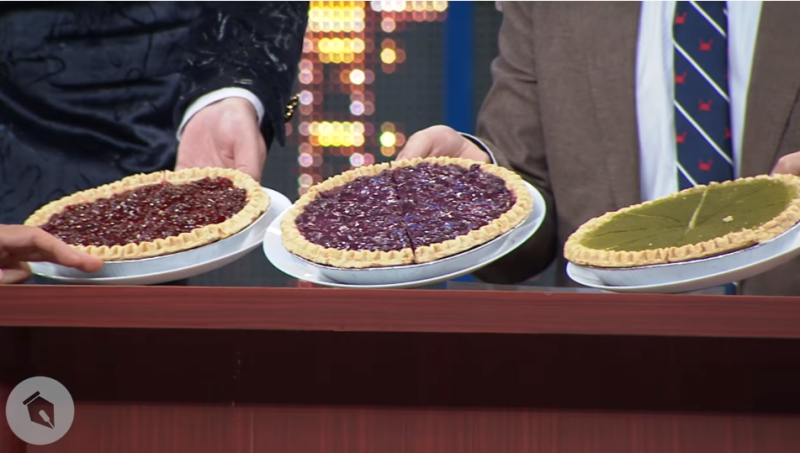 節目中準備3個派，由左至右依序為「紅莓」、「藍莓」、「綠抹茶」口味。   圖：翻攝自博恩夜夜秀youtube頻道