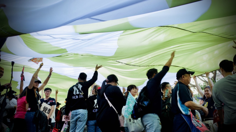「光復高雄」布條底下滿滿的人。   圖：台灣基進/提供